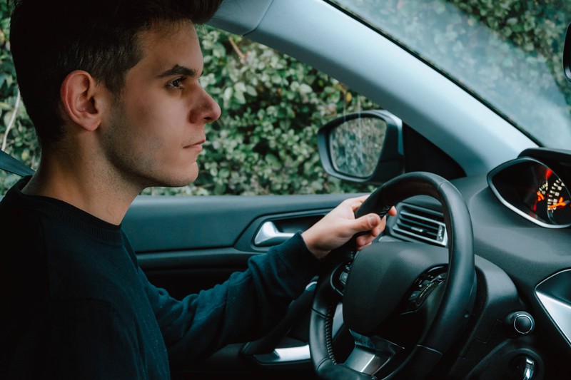 Vor der Vollendung des 18. Lebensjahres müssen Autofahrer*innen entsprechende Begleitpersonen dabeihaben.