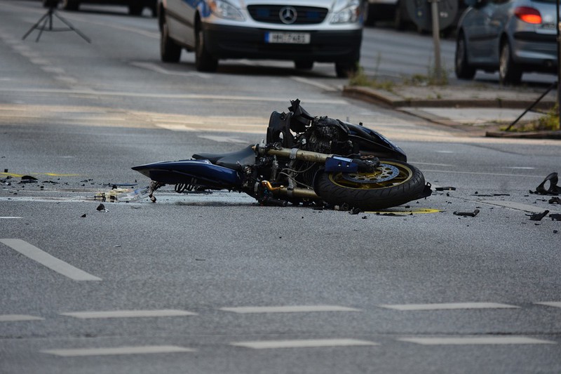 Dieses Bild zeigt ein Motorrad nach einem Unfall.