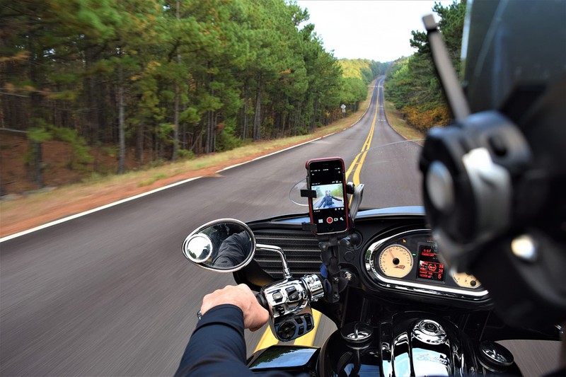 Dieses Bild zeigt einen Motorradfahrer.