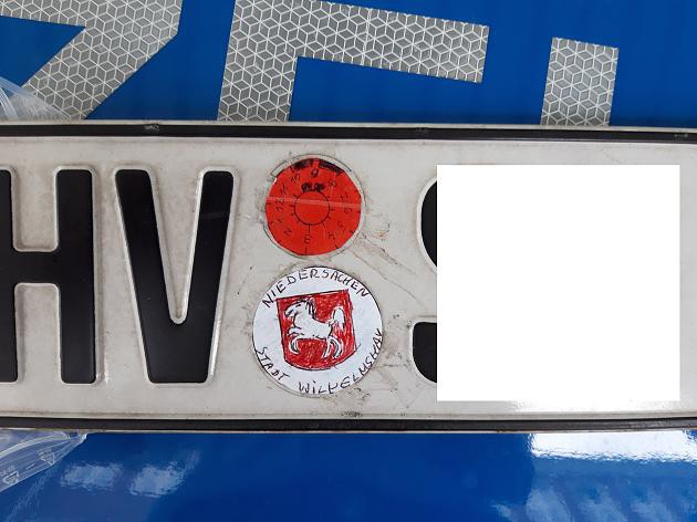 Die selbstgemalten TÜV- und Zulassungsstempel