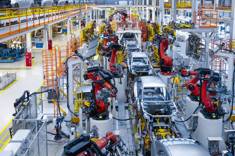 Autos werden in einer Fabrik gebaut