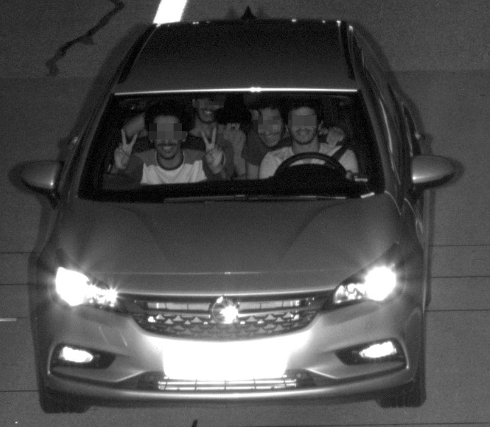 Blitzerfoto, Auto, lächelnde Jungs