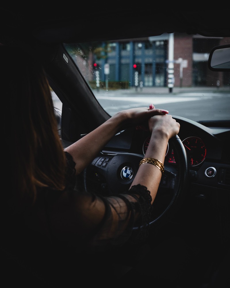 Frau im BMW, Lenkrad