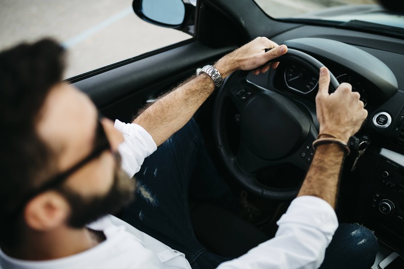 Eine falsche Sitzposition kann gefährlich werden – achte auf Ergonomie!