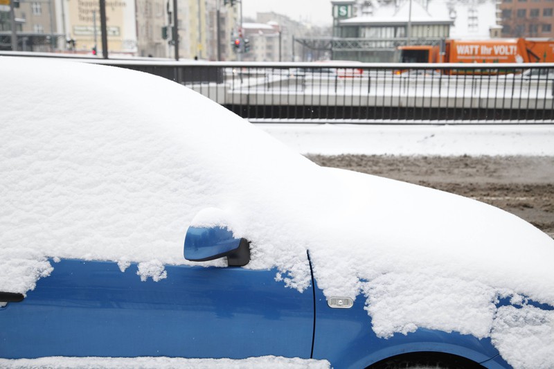 Mit Schnee auf dem Autodach loszufahren ist gefährlich