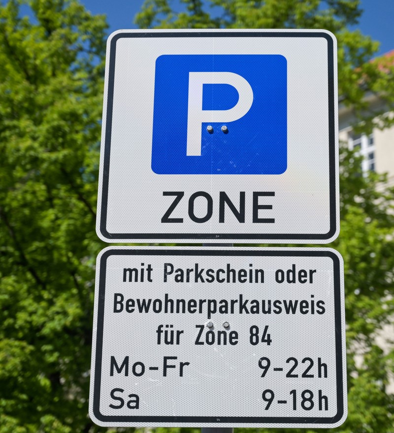 Anwohnerparkzonen sind ausschließlich für Anwohner vorgesehen. Hier muss ein spezieller Ausweis vorliegen, um dort zu parken.