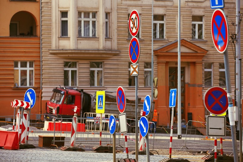 Baustellen sind oft ein Problem in Städten. Informiere dich rechtzeitig, wo du parken darfst, sonst musst du mit einem hohem Bußgeld rechnen.