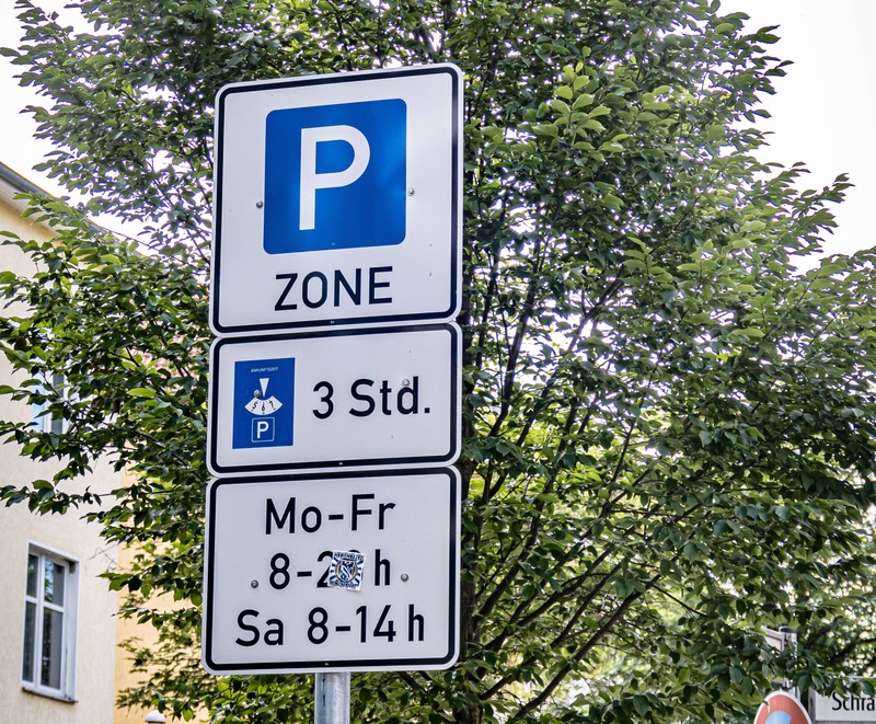 In Kurzparkzonen kann man meistens zwischen 30 Minuten und 2 Stunden kostenlos parken.