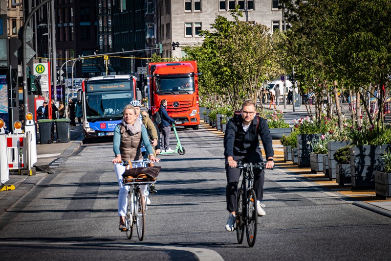 Fahrradfahrer, die nebeneinander fahren im Straßenverkehr.