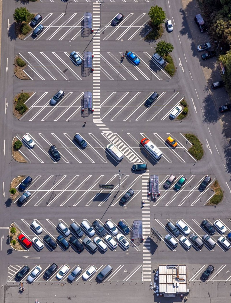 Viele Autofahrer kennen die Rechts-vor-links-Regel nicht auf Parkplätzen, doch diese Regel gilt auf Parkplätzen gar nicht