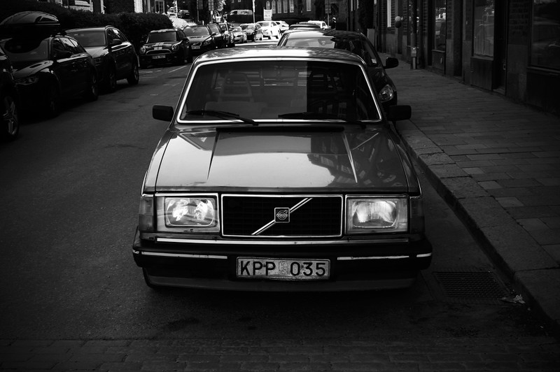 Es wird ein alter Volvo abgebildet ohne Fahrer