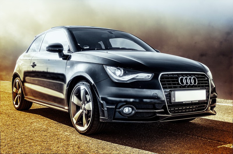 Das Bild zeigt einen Audi ohne Fahrer