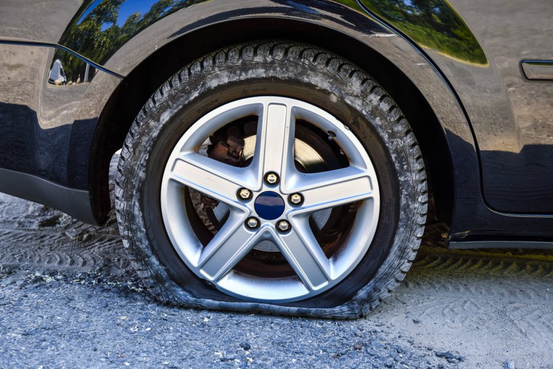 Ein geplatzter Reifen kann bei hohen Geschwindigkeiten gefährlich sein.