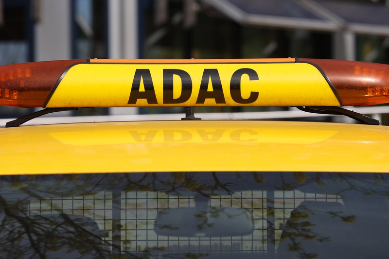Man erkennt ein Auto der ADAC, das uns bei einer Autopanne hilft, allerdings nur durch Mitgliedschaften und Beiträgen