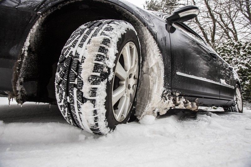 PKW fährt mit Winterreifen durch den Schnee