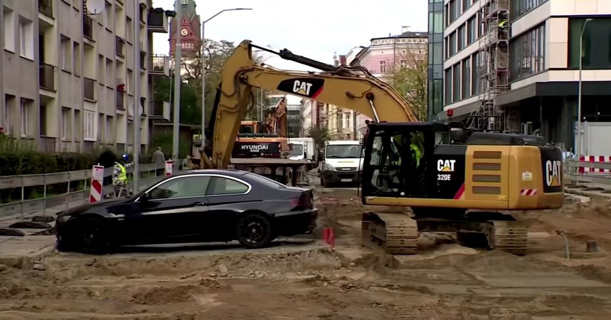 Falschparker: Bauarbeiter baggert einfach um BMW herum