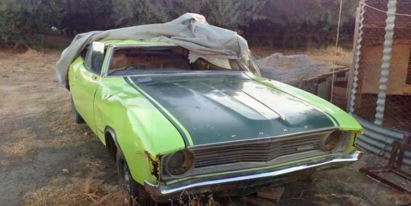Ein verwitterndes Auto, das der Sohn einer Familie nun wieder zum Leben erweckte und restaurierte