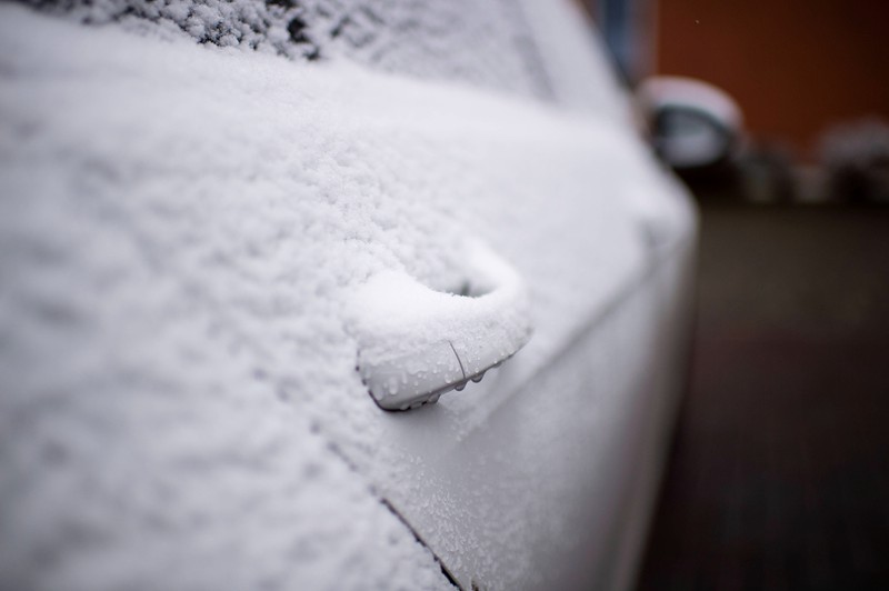 Die Schlösser der Autotür können im Winter einfrieren
