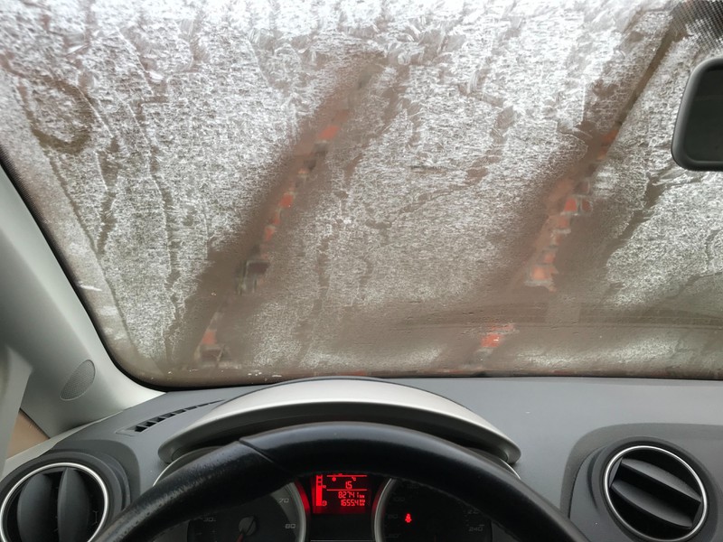 Ein Auto im Winter mit gefrorenen Scheiben