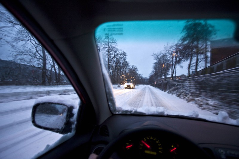 Im Winter bei Schneefall und Glatteis sollte das Radio im Auto ausgeschaltet bleiben