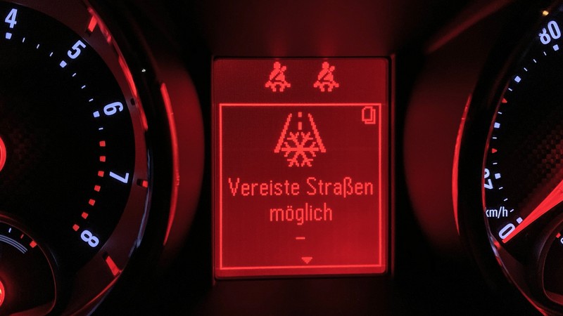 Im Winter sind, wie hier angezeigt, vereiste Straßen möglich, was das Autofahren erschwert