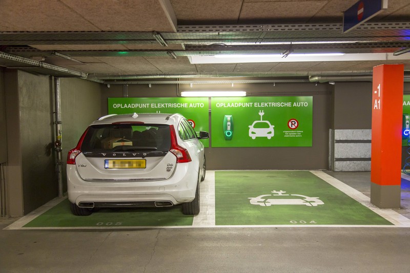 Im Winter sollte man sein Elektroauto besser in eine Garage oder Tiefgarage stellen, damit es nicht so auskühlt