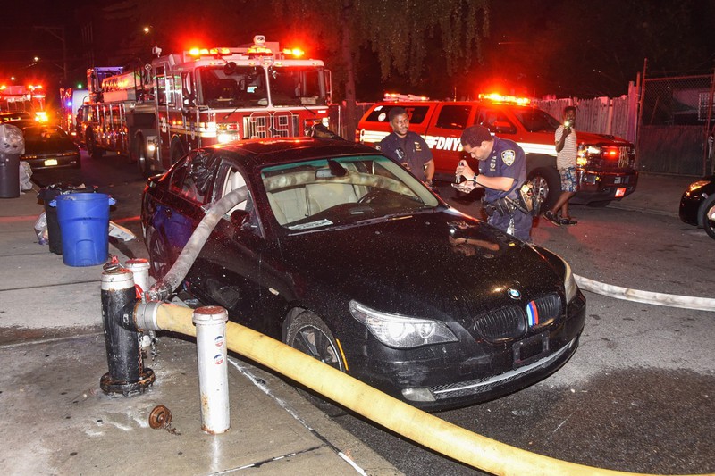 Das Auto eines Falschparkers wurde demoliert, weil er vor einem Hydranten geparkt hat