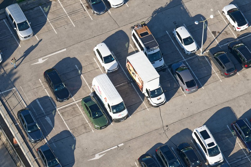 Du kannst lernen, die Parklücke beim rückwärts Einparken besser abschätzen zu können.