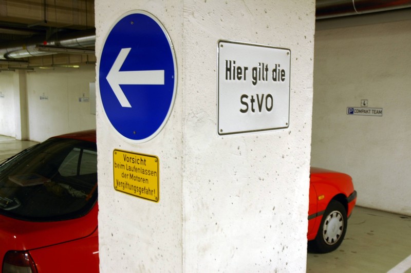 Die StVO gilt auch in einem Parkhaus.