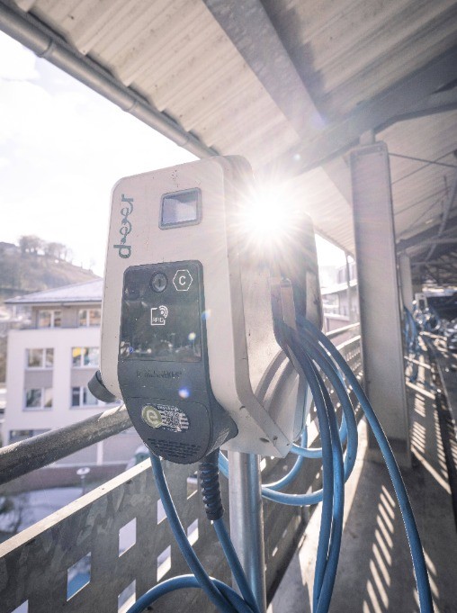 E-Ladestationen stehen immer häufiger in Parkhäusern.