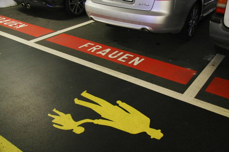 Frauenparkplätze im Parkhaus, darf ich als Mann dort parken?