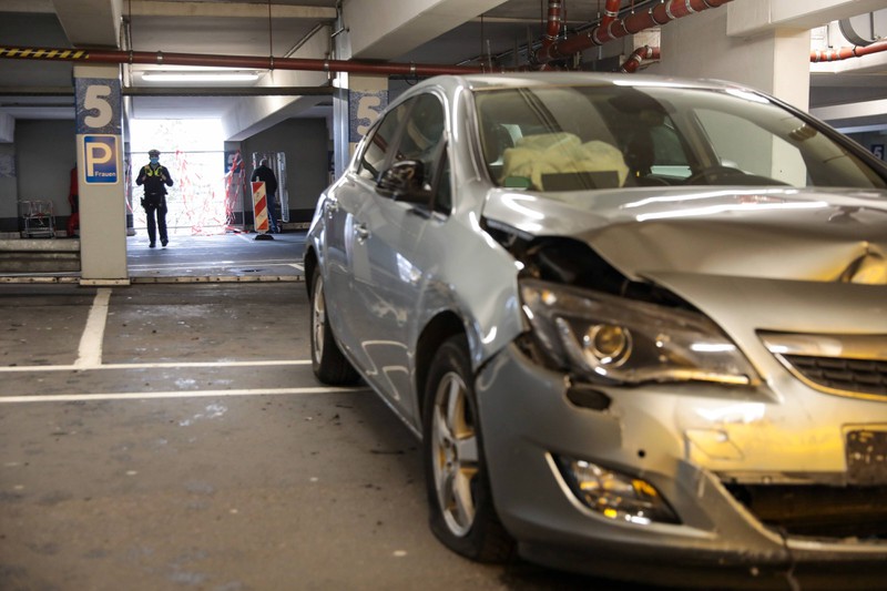 Im Parkhaus können schnell Unfälle passieren – doch welche Regeln gelten dann?