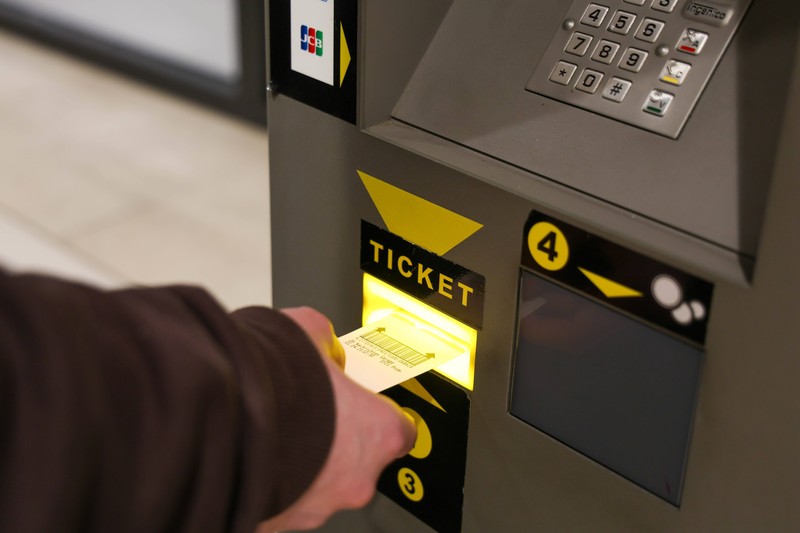 Im Parkhaus muss man ein Ticket ziehen.