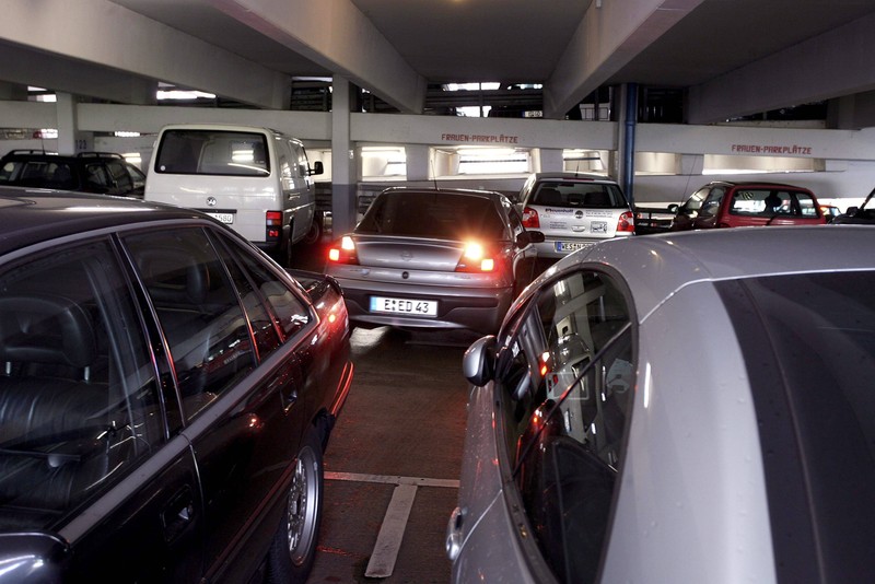 In einem Parkhaus herrscht ruhender Verkehr.