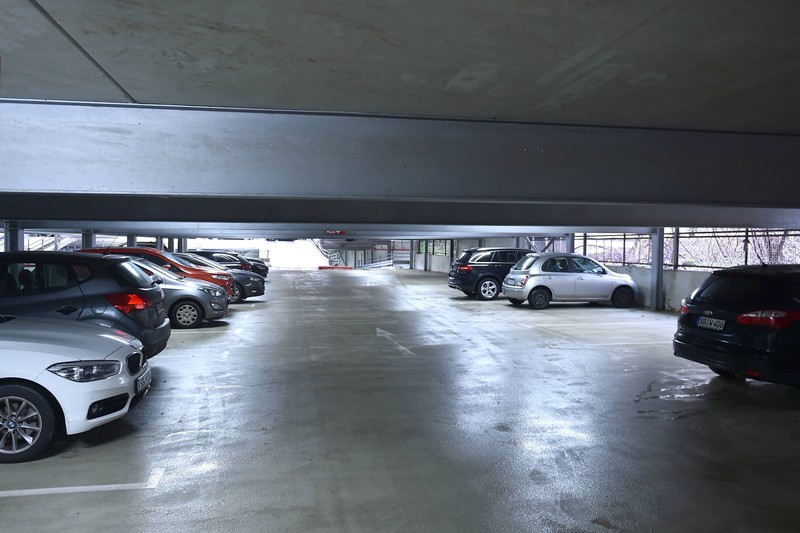 In einem Parkhaus: Welche Verkehrsregeln muss man beachten?