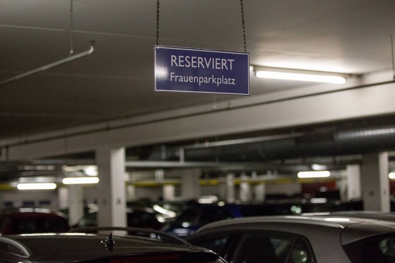 In Parkhäusern gibt es oftmals spezielle Frauenparkplätze.