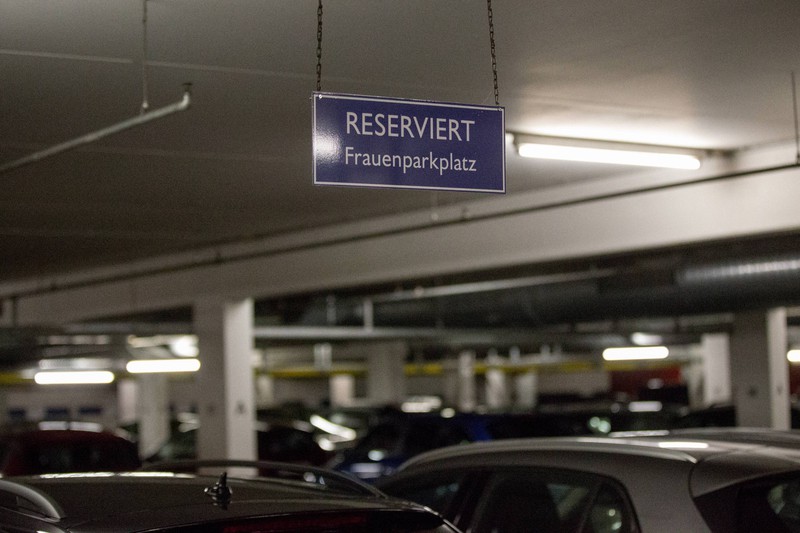 Man erkennt einen Frauenparkplatz, der für Frauen reserviert ist und auf den Männer sich laut Verkehrsregeln nicht stellen sollten