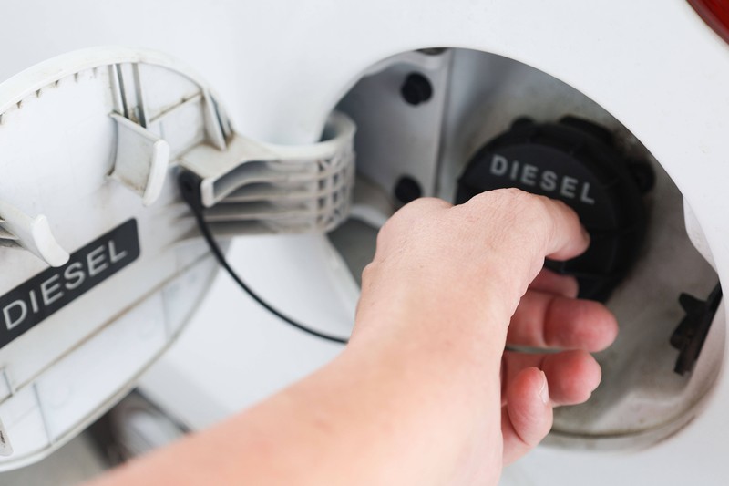 Wenn du aus Versehen Benzin statt Diesel tankst, kann das bei modernen Dieselmotoren zu erheblichen Schäden führen.