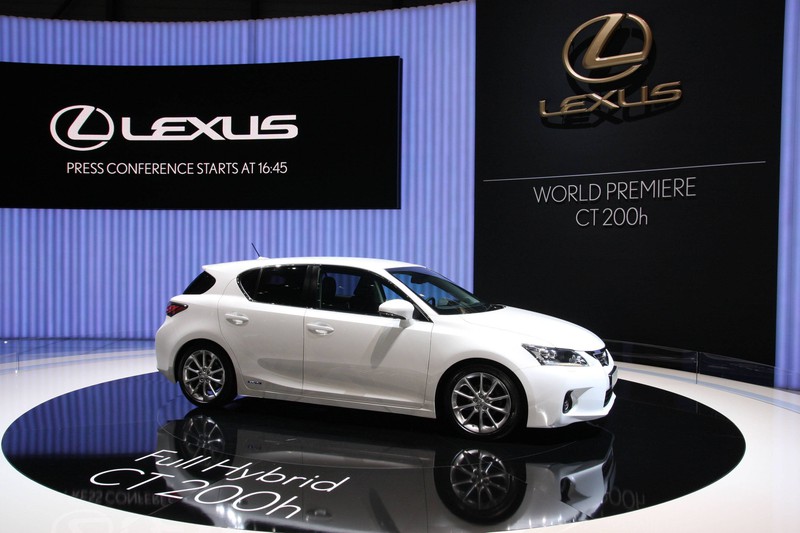 man erkennt den Lexus CT 200, der vor Dynamik  und Eleganz strotzt, was Diebe nicht abschreckt sondern anzieht