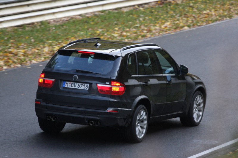 Man sieht den BMW X5.2, der sich auf dem 14 Platz der Autodiebstahl-Statistik befindet