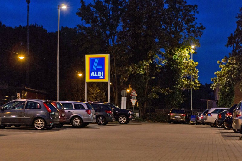 Auf öffentlichen Parkplätzen gilt meistens die StVO sowie „rechts vor links“