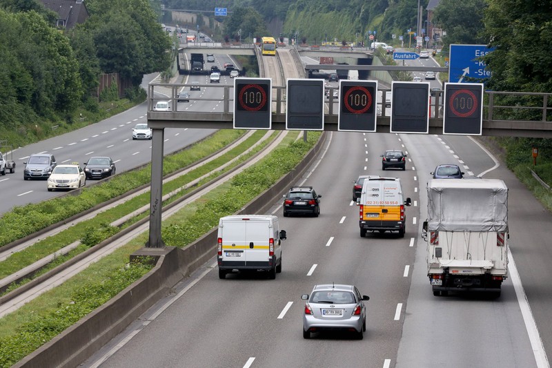 Da das Rechtsfahrgebot gilt, fragen sich viele, ob das ständige Blockieren der Mittelspur auf der Autobahn rechtens ist.