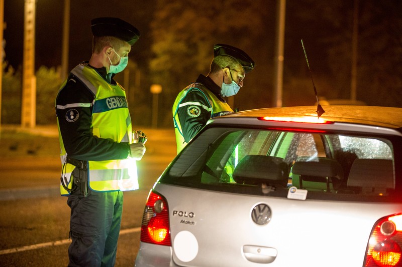 Die Polizei hält ein zu langsam fahrendes Fahrzeug auch mal an.