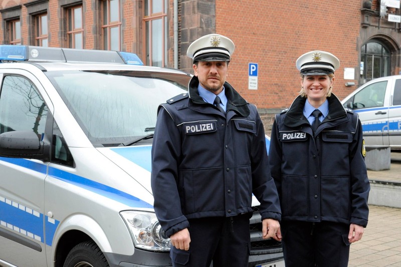 Die Polizei ist im Dienst – mit oder ohne Kopfbedeckung.