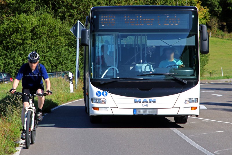Ein Bus darf vorsichtig überholt werden, wenn er steht.