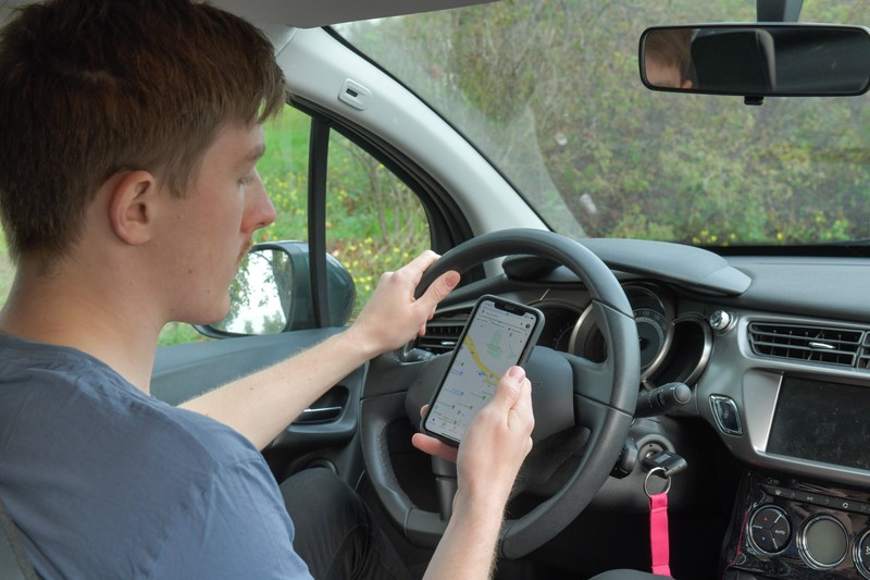 Es ist falsch, zu denken, dass Handys im Auto erlaubt sind, wenn man fährt.