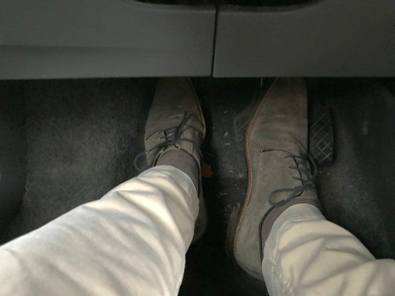 Es ist nicht ganz klar, ob festes Schuhwerk beim Fahren eines Autos Pflicht ist oder ob man auch Sandalen tragen darf.