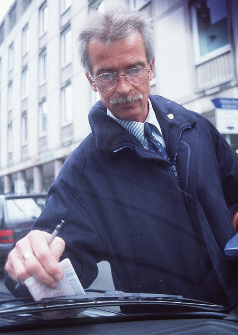 Es reicht nicht, nur seine Kontaktdaten auf einen Zettel zu schreiben, wenn man ein anderes Auto gestreift hat.
