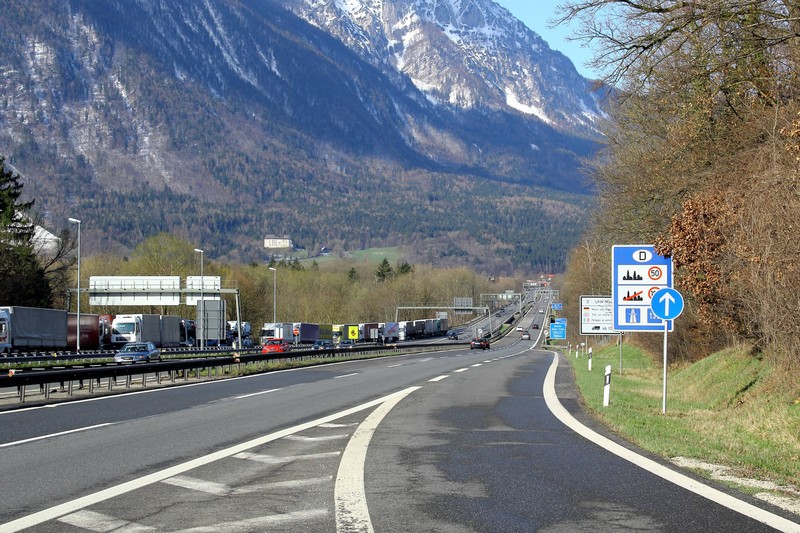Manche Autofahrer*innen glauben, dass bei der Auffahrt auf die Autobahn das Reißverschlussverfahren gilt.