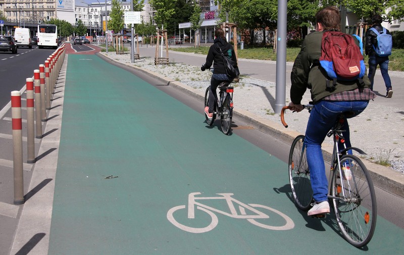 Radfahrer*innen dürfen teilweise entscheiden, welche Fahrbahn sie nutzen.